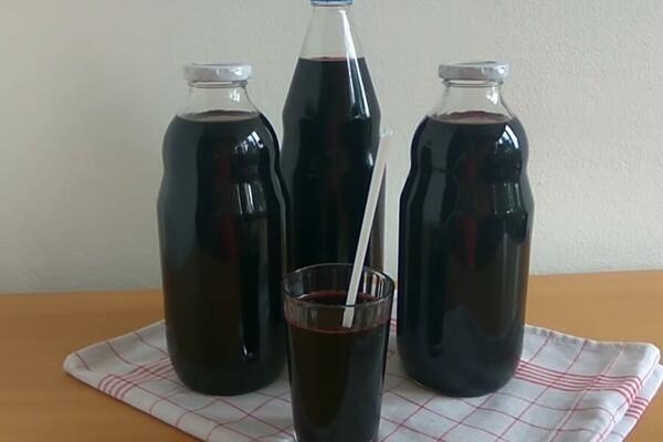 ZA OVAJ DOMAĆI NAPITAK KAŽU DA JE PRIRODNI ANTIBIOTIK: Iskoristite SEZONU TOG VOĆA i odmah ga napravite