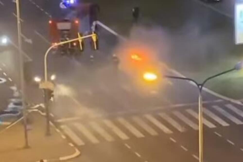 HAOS NA NOVOM BEOGRADU: Gori auto, vatrogasci na licu mesta (VIDEO)