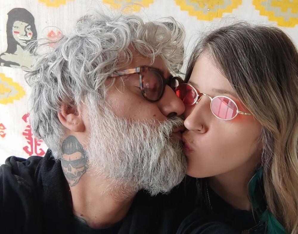 SVI MISLE DA MU JE ĆERKA, A USTVARI JE ŽENA! Ostaćete bez te