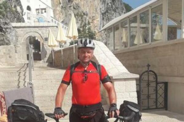 BOJAN STIGAO DO OSTROGA, PUT DUG 500 KILOMETARA PREŠAO BICIKLOM: Evo za šta se POMOLIO, PRELEPO (FOTO)