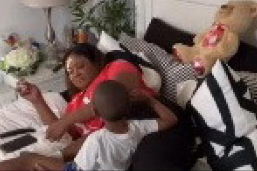 LEŽALA JE U KREVETU SA SINOM, A ONDA JE NEŠTO POČELO DA SE POMERA: Kada je ugledala I ŠTA, SKOČILA JE KAO OPARENA