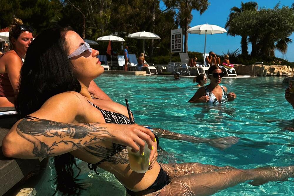 Nije čudo što Beograd bruji o njoj: Crnka u kožnoj haljini s prorezima pokazala zgodno telo, od ovog padaju vilice