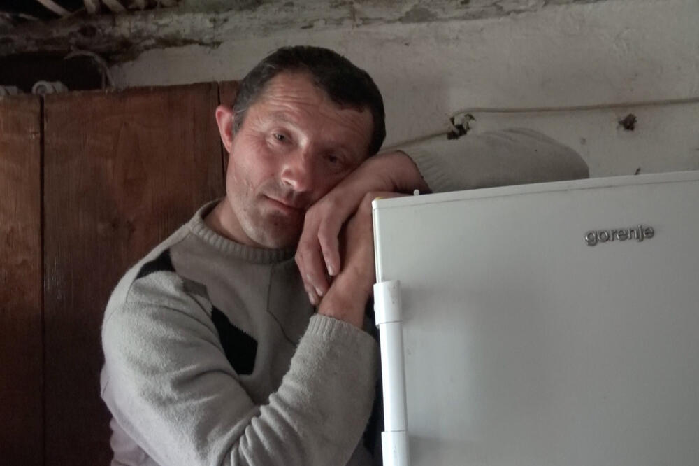 NE ZNA NI KOLIKO IMA GODINA, NI KOJI JE DAN: Vlade živi SAM pod KROVOM koji samo što NE PADNE! (FOTO)