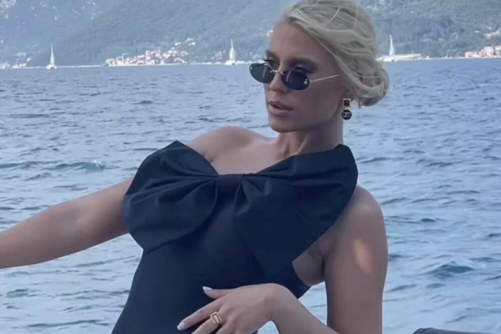 SVI IZBEZUMLJENO GLEDAJU U NOGE SAŠKE ĐOKOVIĆ: Čim ih je PREKRSTILA sve se VIDELO, kakav PRIZOR (FOTO)