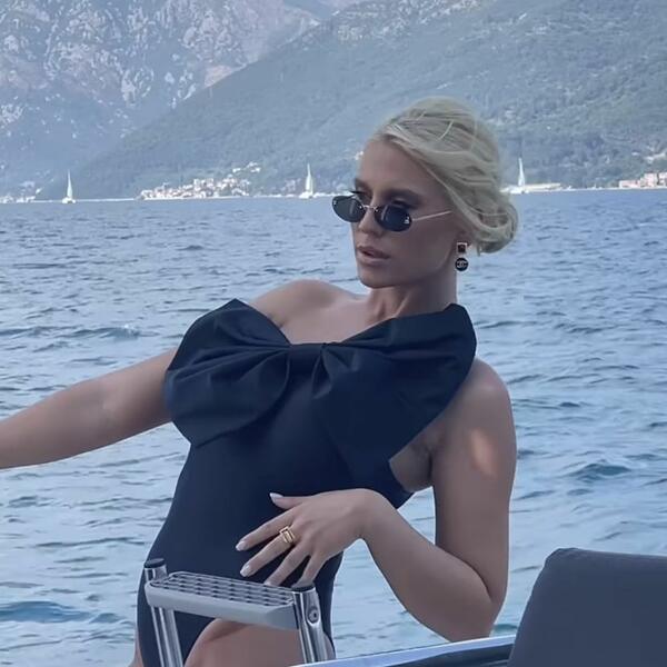 SVI IZBEZUMLJENO GLEDAJU U NOGE SAŠKE ĐOKOVIĆ: Čim ih je PREKRSTILA sve se VIDELO, kakav PRIZOR (FOTO)