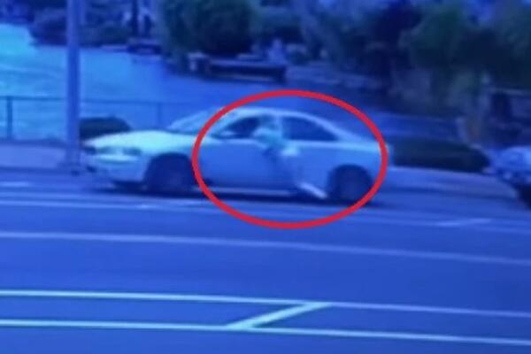 BAKU (69) AUTOMOBIL VUKAO PO PUTU: Skočila na njega S BIZARNIM RAZLOGOM, Srpkinje BI JE RAZUMELE? (VIDEO)