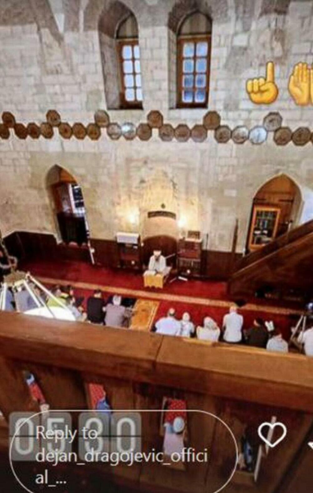 Dejan se potom oglasio na Instagramu fotografijom i otkrio kako protiče molitva, a fotografija koju je objavio nastala je u 5:30 časova