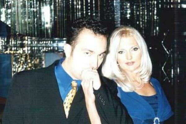 PRE GODINU DANA JE IZNENADA PREMINULA SUPRUGA NAŠEG VODITELJA: Imala samo 51 godinu, on neutešan