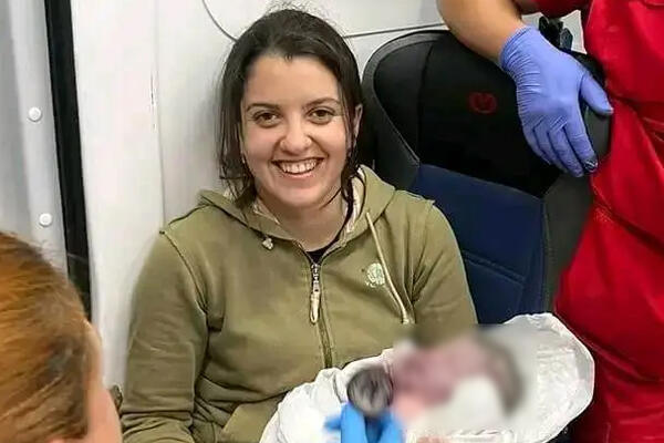 MALENI TADIJA IMAO NEOBIČAN DOLAZAK NA SVET: Nije hteo da čeka pa su mu mamu porodile njegove TETKE U AUTU (FOTO)