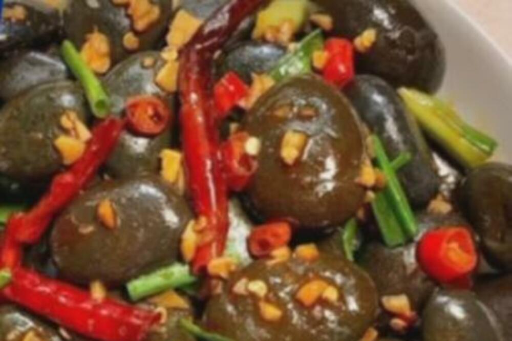 SVET JE ŠOKIRAN KINESKIM JELOM KOJE JE POSTALO HIT: Nećete verovati KOJU STVAR STAVLJAJU U USTA, ovo je BIZARNO