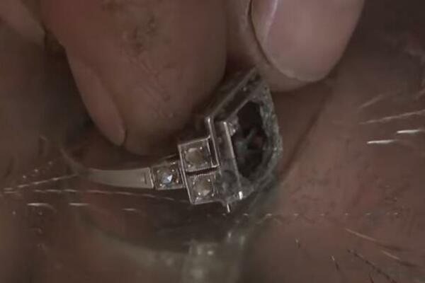 RENOVIRALI KUĆU PA PRONAŠLI ZAKOPANO BLAGO: Kad su saznali čije je nastao je MUK, zanemećete u SEKUNDI (VIDEO)