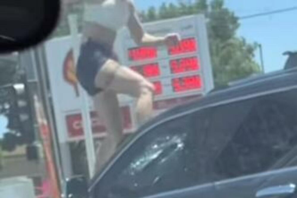 POLUGOLA SE POPELA NA HAUBU I IZ SVE SNAGE URADILA OVO: Žena napravila POTPUNI HAOS na sred puta (VIDEO)