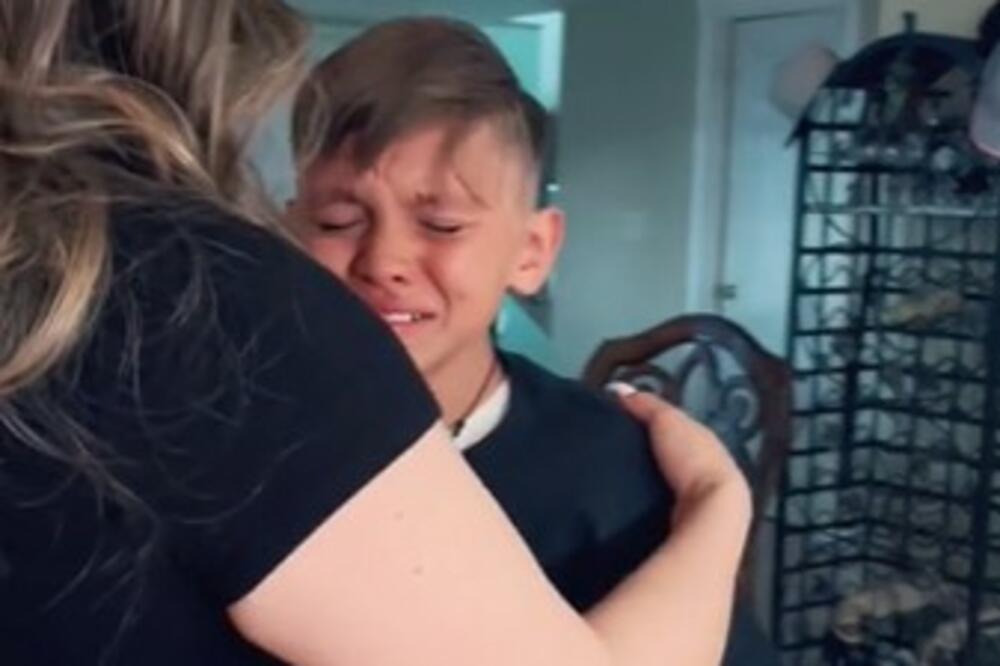 MAMA MU JE OTKRILA PORODIČNU TAJNU, A ON JE BRIZNUO U PLAČ: Mališana SAVLADALE EMOCIJE, jedna slika rekla je SVE!