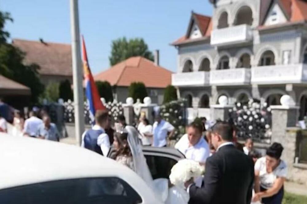 MLADEN IZ ARANĐELOVCA OŽENIO BIVŠU SVASTIKU: Svi su ostali u ŠOKU, a majčine reči će VEČNO PAMTITI!