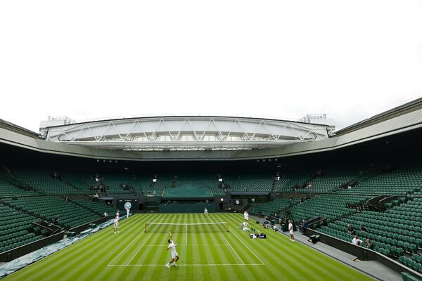 SJAJAN POTEZ ORGANIZATORA VIMBLDONA: Novaku pripala velika čast pre starta turnira! (VIDEO/FOTO)