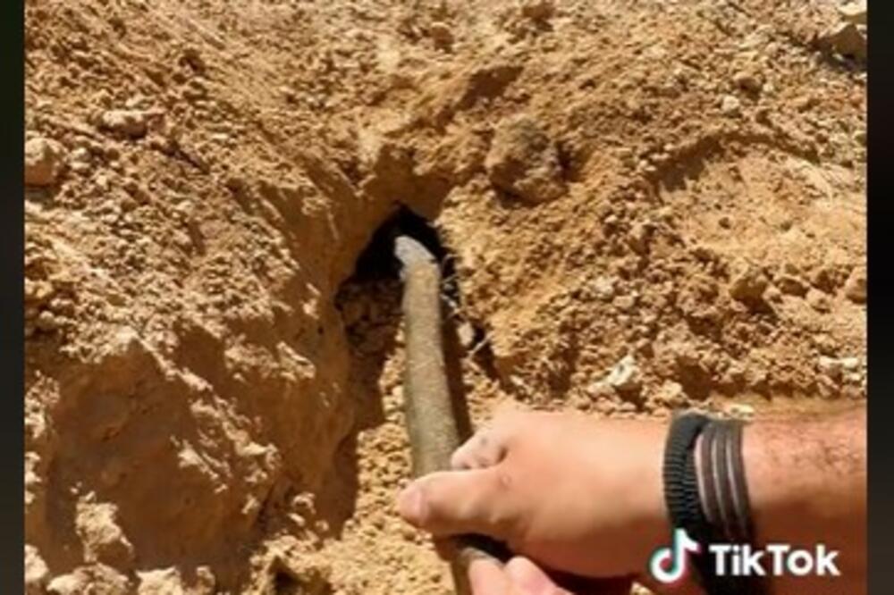 KRENUO JE DA KOPA RUPU, A ONDA JE VIDEO ŠTA SE KRIJE U ZEMLJI: Nije se smirio dok nije IZVUKAO... (VIDEO)