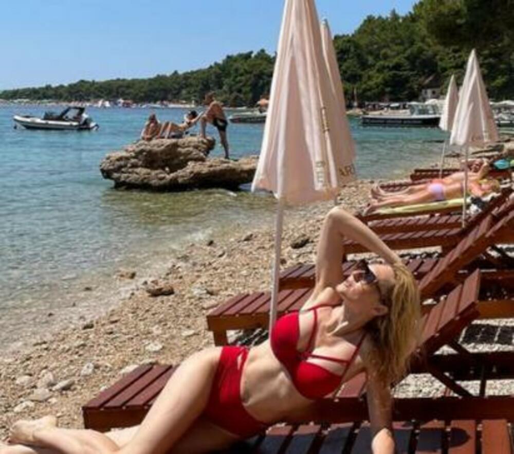 'Nismo znali da je Ana ovoliko zgodna', 'Prelepa žena', 'Prezgodna si', 'Goriš', 'Živa vatra', 'Bomba', samo su neki od njih.