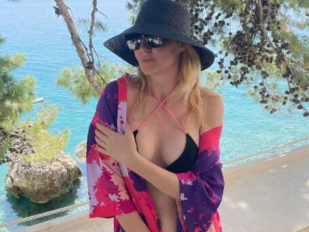 'Nismo znali da je Ana ovoliko zgodna', 'Prelepa žena', 'Prezgodna si', 'Goriš', 'Živa vatra', 'Bomba', samo su neki od njih.