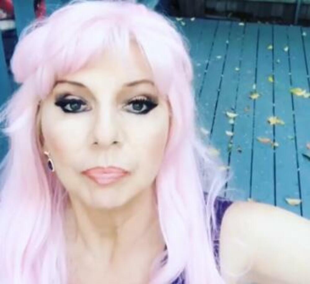 Jasmina je 'poznata' i po tuči sa Vesnom Vukelić Vendi, a učestvovala je i na 'Farmi'. Medenica poslednjih godina živi u Los Anđelesu.