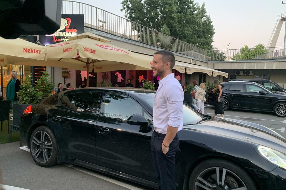 NAKON BOLNICE SAŠA KOVAČEVIĆ PRVI PUT U JAVNOSTI: Izgleda kao ŽIVI APOLON, poveo i DEVOJKU, lepa kao BOGINJA