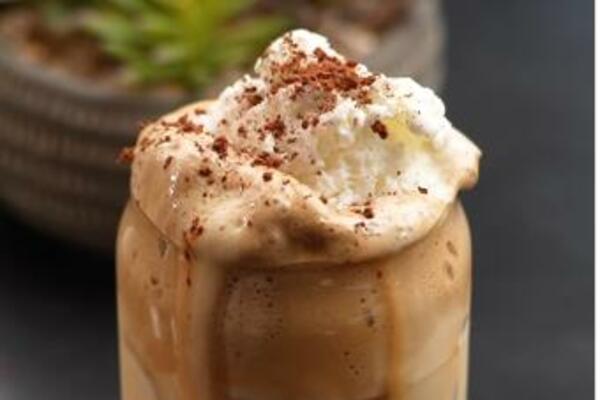 LEDENA KAFA KOJA BUDI SVA VAŠA ČULA: Caka sa PAVLAKOM je neverovatna, nema boljeg OSVEŽENJA! (RECEPT)