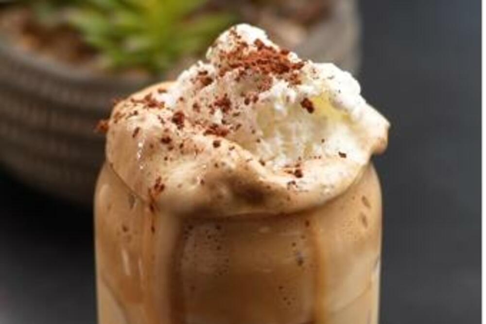 LEDENA KAFA KOJA BUDI SVA VAŠA ČULA: Caka sa PAVLAKOM je neverovatna, nema boljeg OSVEŽENJA! (RECEPT)