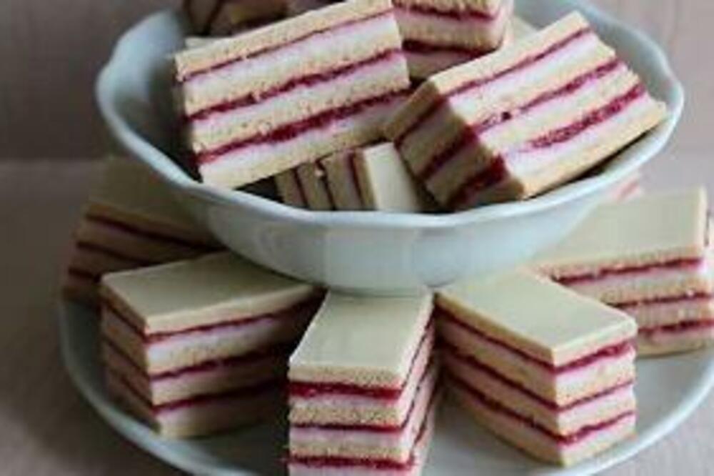 CRVENO BELI KOLAČ ZA KOJIM SU SVI POLUDELI: Masovno mu se GUGLA RECEPT toliko je dobar da ćete se HVATATI ZA STOMAK