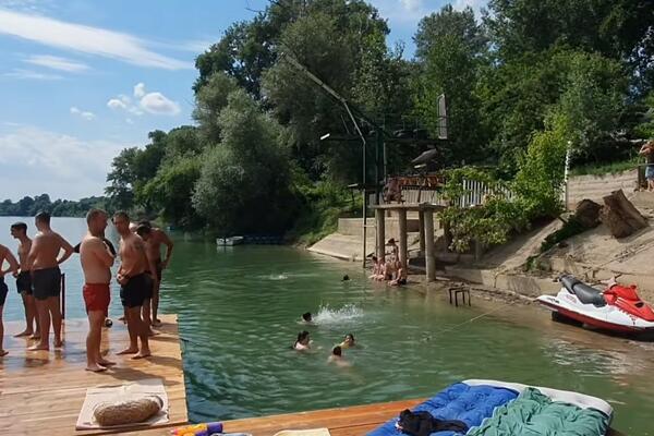 Ova plaža kao u džungli se nalazi na samo sat vremena od Beograda: Drugačija je od ostalih, nije za svakoga (FOTO)