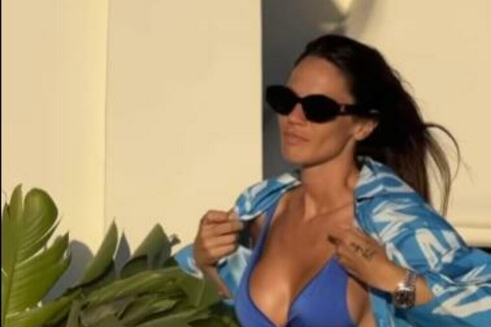 "VIDIŠ LI ŠTA SI IZGUBIO?" Skinula se BIVŠA našeg VODITELJA: Vreli kadrovi ruše MUŠKI ROD, BAŠ JE SVUDA JAKA