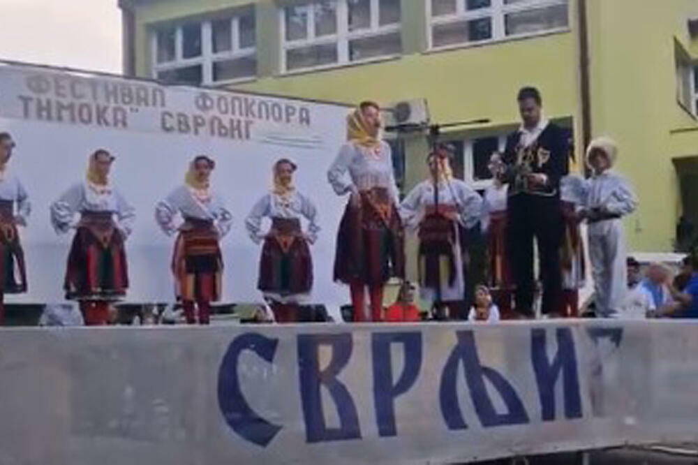 SARA (12) JE OTPEVALA PESMU "BOŽURI", A CEO PARAĆIN JE PLAKAO: Niko ne može da ostane ravnodušan (VIDEO)