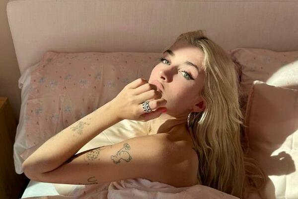 ĆERKA POZNATOG PARA SE BEZ PARDONA SKINULA GOLA, PRIDRUŽILA JOJ SE I MAMA: Pokazuje INTIMU a ima tek 19 godina