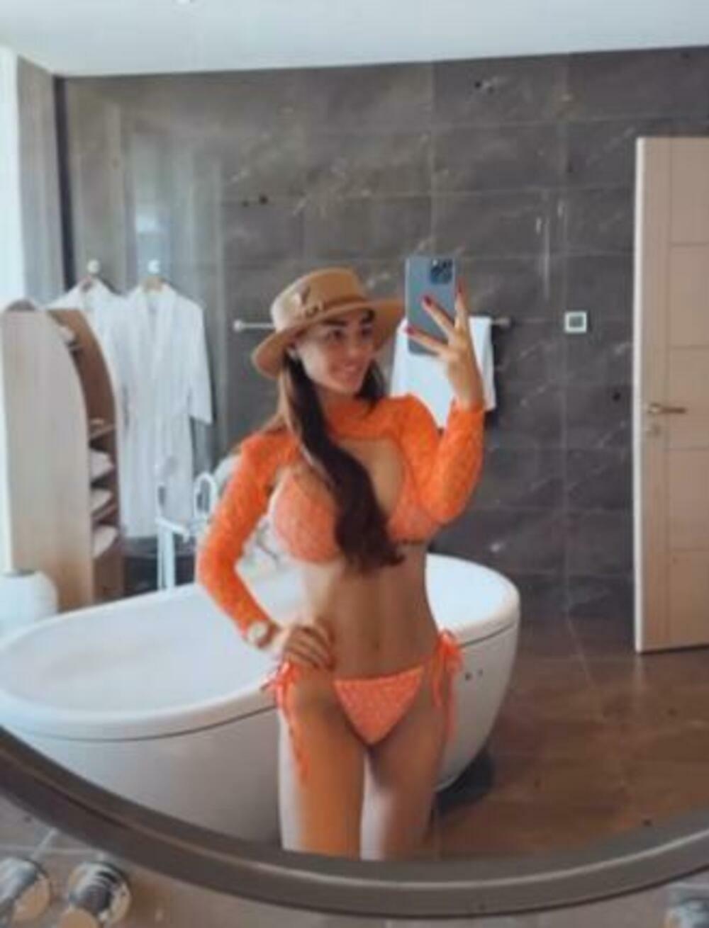 Ana je u drečavom bikiniju i šeširu zablistala