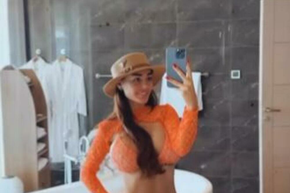 SE*SI MAMA NEMA MIRA! JAKE GRUDI JEDVA DRŽI MINIJATURNI KUPAĆI: Tračice se UREZALE, a ona nikad BOLJA