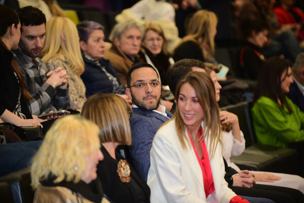 KIDNAPOVALI JE ALBANCI, HTELA DA IDE U HOLIVUD, OPUŠTA JE KAFANA: Ko je ministarka Dubravka Đedović?