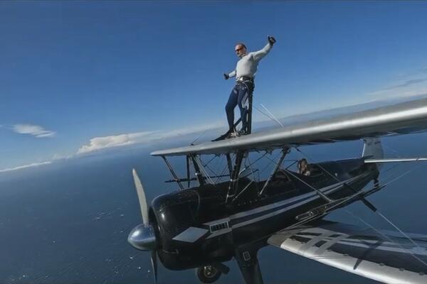 ŠETNJU PO KRILU AVIONA U LETU POSVETIO MALOM PEĐI KOJI SE BORI SA TUMOROM:Vuk srušio sve ADRENALINSKE granice! FOTO
