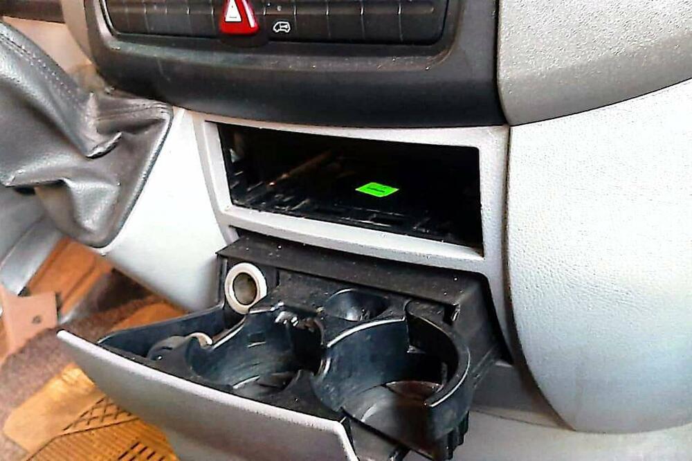 KAO DA SU NAŠLI ĆUP DEDA TRAJKA: Carinici na Batrovcima ZAUSTAVILI kombi, a u njemu imali ŠTA i da VIDE! (FOTO)