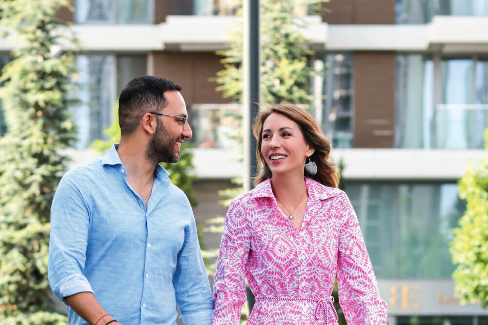 USKORO VENČANJE, A OVO SU NJIHOVE LETNJE FOTOGRAFIJE: Ministarka Đedović BLISTA pored Damira, LJUBAV NA PRVI POGLED