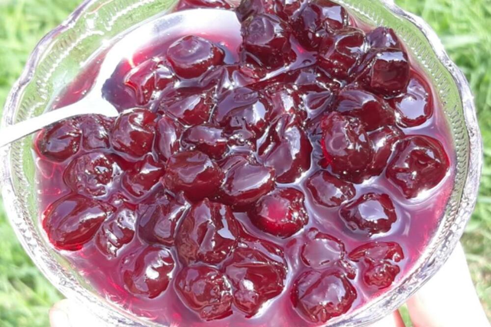 STARI RECEPT IZ BAKINE SVESKE ZA NAJBOLJE SLATKO OD VIŠANJA: Za ovaj FANTASTIČAN ukus potrebna su vam DVA SASTOJKA