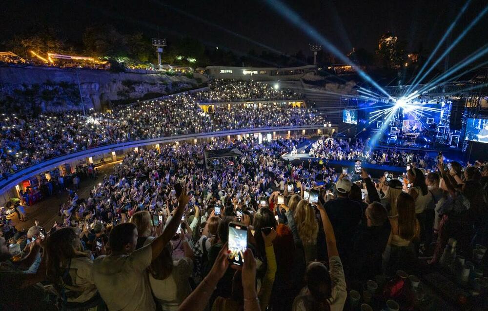 Sa više od 500 miliona pregleda na „Jutjubu“, njegove pesme osvajaju srca širom sveta, a sinoć je Vertis otpevao neke od svojih najvećih hitova, potvrdivši tako status najpopularnijeg grčkog pevača i velike muzičke zvezde u svetu.