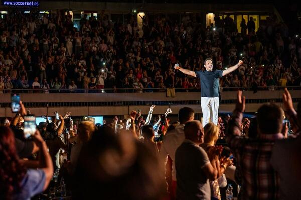 Nikos Vertis osvojio Beograd spektakularnim koncertom na Tašmajdanu!