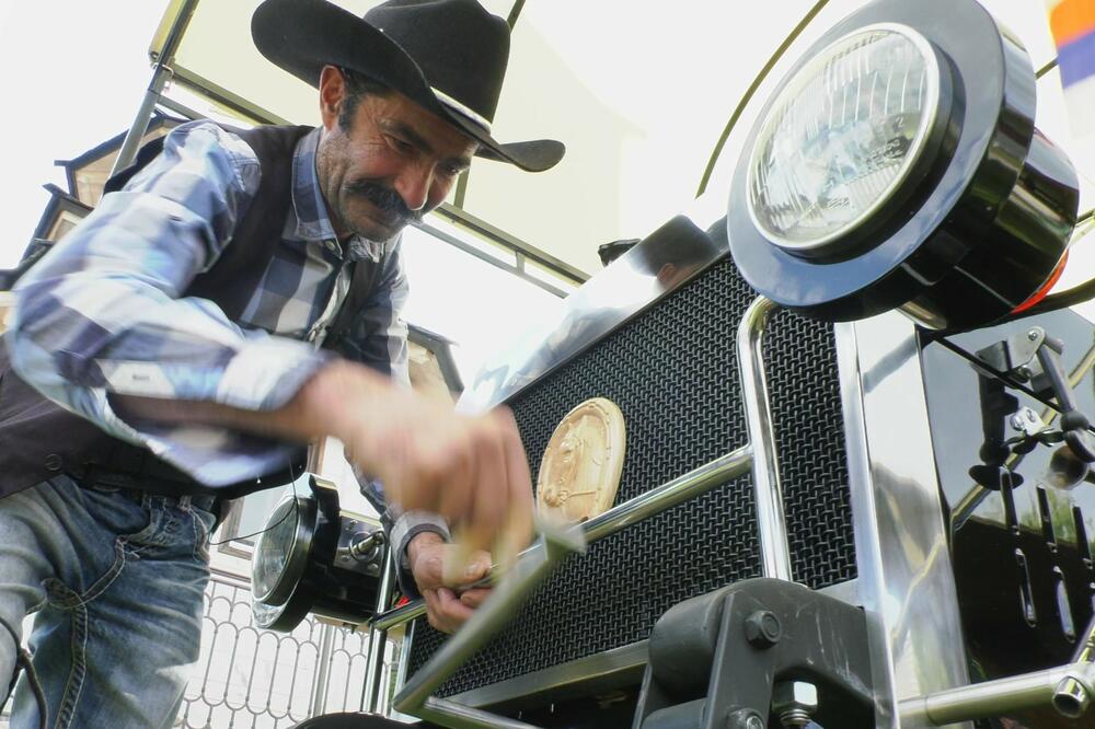 RADOSLAV IZ KRAGUJEVCA NAPRAVIO REPLIKU PRVOG AUTOMOBILA UVEZENOG U SRBIJU: Sklapao ga DEO PO DEO (FOTO)