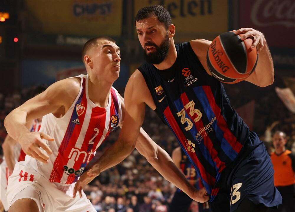 Niola Mirotić u duelu sa Stefanom Lazarevićem na meču protiv Crvene zvezde u Evroligi