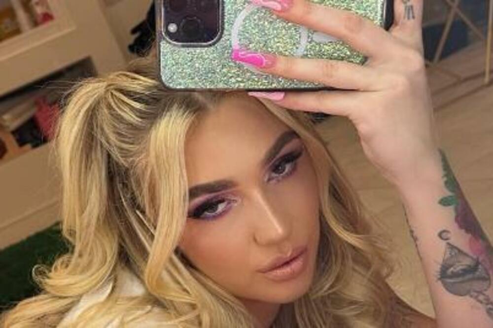 ZBOG BEZOBRAZNIH SNIMAKA U BIBLIOTECI NASTAO SKANDAL: Zanosna PLAVUŠA otkrila sve, nije ŠTEDELA sa SOČNIM DETALJIMA