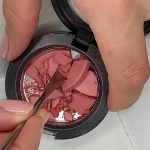 NI SLUČAJNO NE BACAJTE POLOMLJENU ŠMINKU: Uradite OVAJ TRIK i biće kao nova (VIDEO)