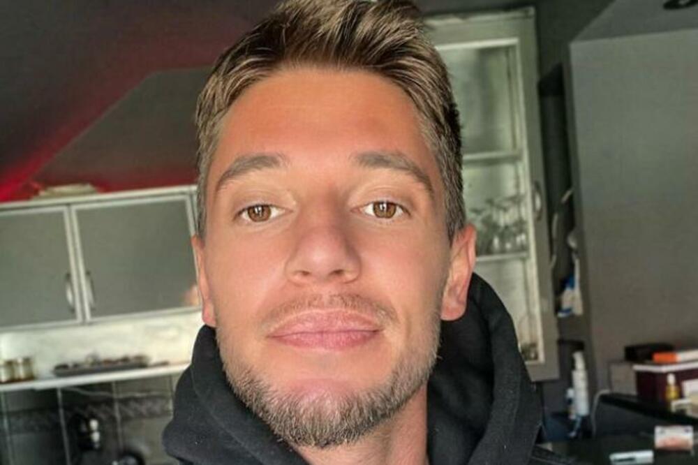 SRPSKI PEVAČ POKRADEN NA PUMPI!