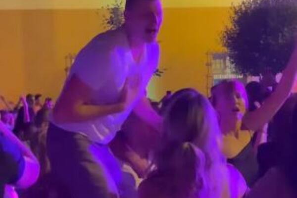 NIKOLA JOKIĆ ODLEPIO UZ NARODNJAKE! Popeo se na stolicu, a kada je počela OVA PESMA upao je u TRANS