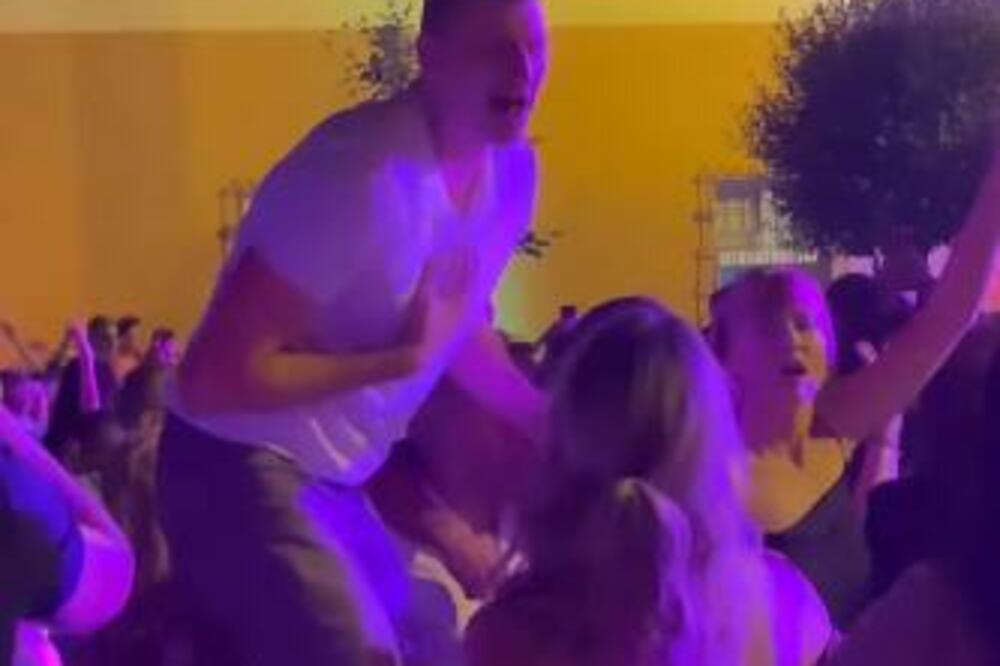 NIKOLA JOKIĆ ODLEPIO UZ NARODNJAKE! Popeo se na stolicu, a kada je počela OVA PESMA upao je u TRANS