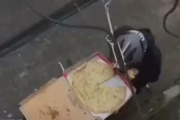 POSLE OVOG SNIMKA TEŠKO DA ĆETE OPET NARUČITI HRANU: Dostavljač nosio PICU, a onda je uradio GNUSNU STVAR (VIDEO)