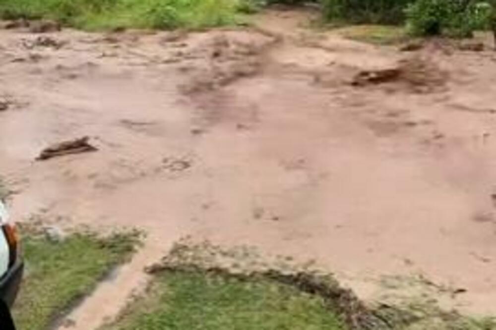 NEVREME POTOPILO TRSTENIK: Bujice se slivaju ulicama, scene kao iz FILMOVA (VIDEO)