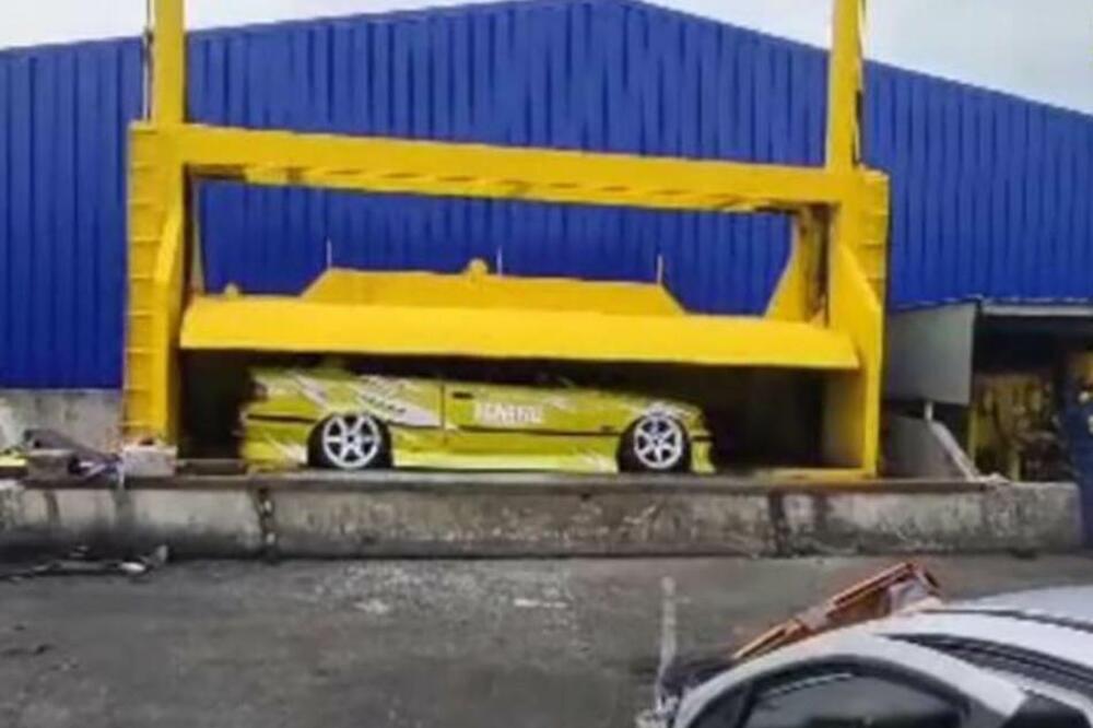 NEMAJU MILOSTI: Pogledajte kako FRANCUSKA POLICIJA uništava do neprepoznatljivosti 2 BMW-A (VIDEO)